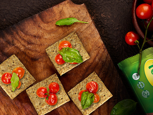 Tosch crackers with basil and tomatoes