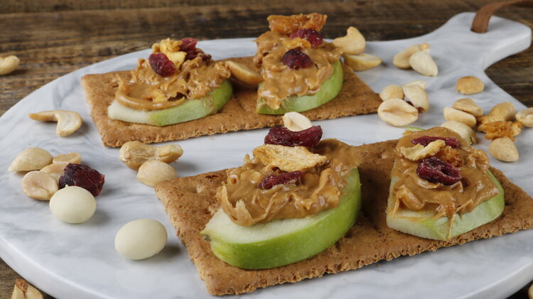 healthy and delicious Tosh crackers with appel and honey
